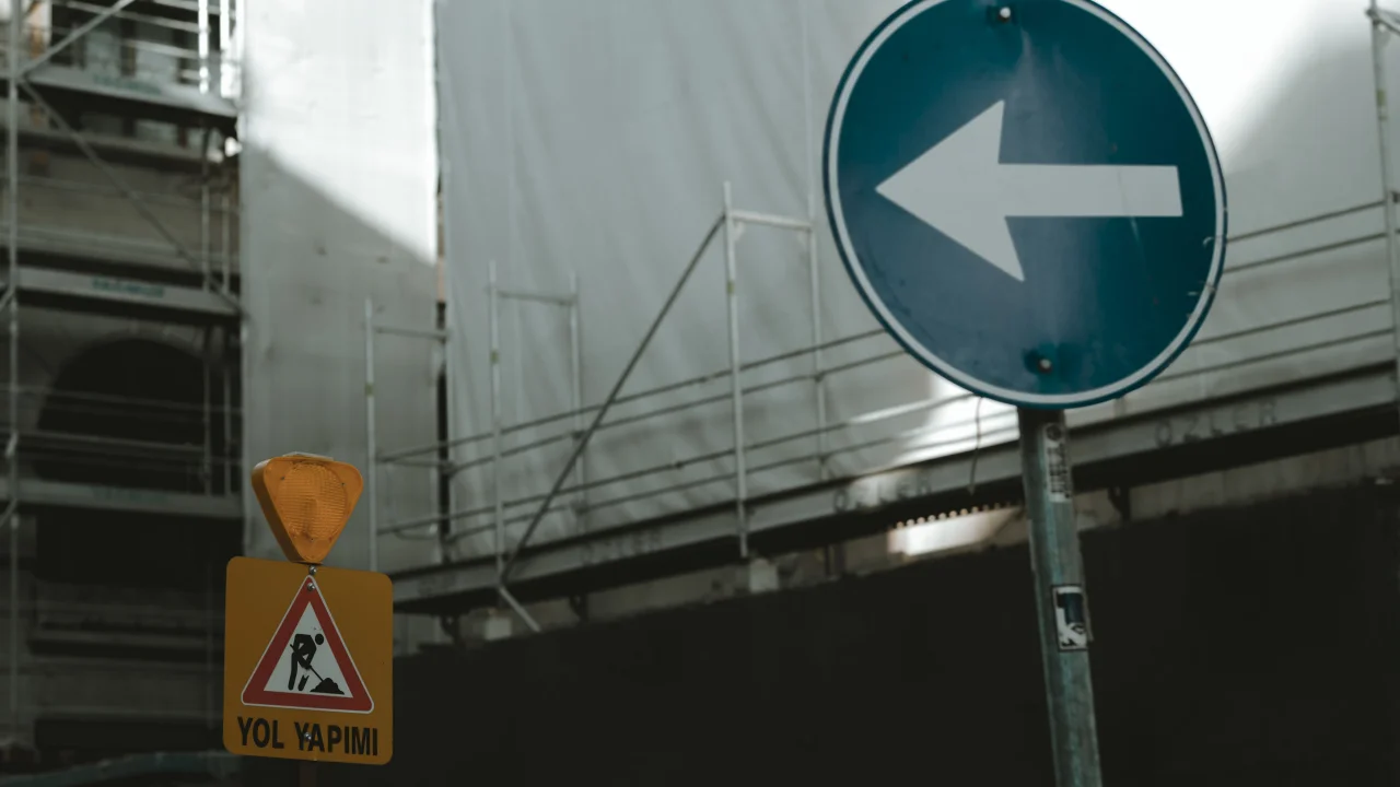 Letonya'da Yol Tabelalarında Rus Şehir İsimleri Gizleniyor